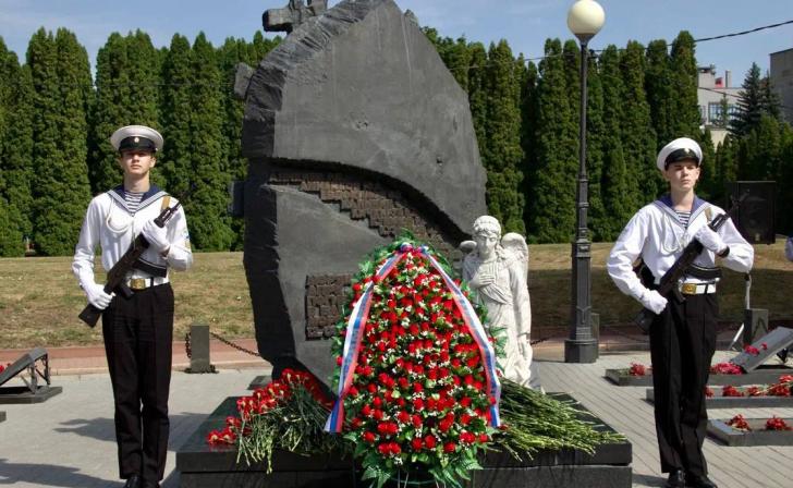 Куряне почтили память экипажа подводной лодки «Курск» Куряне почтили память экипажа подводной лодки «Курск»