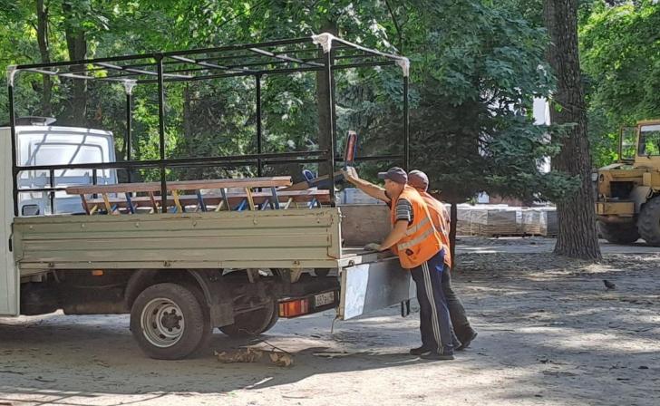 В парке Героев Гражданской войны в Курске демонтируют старую детскую площадку