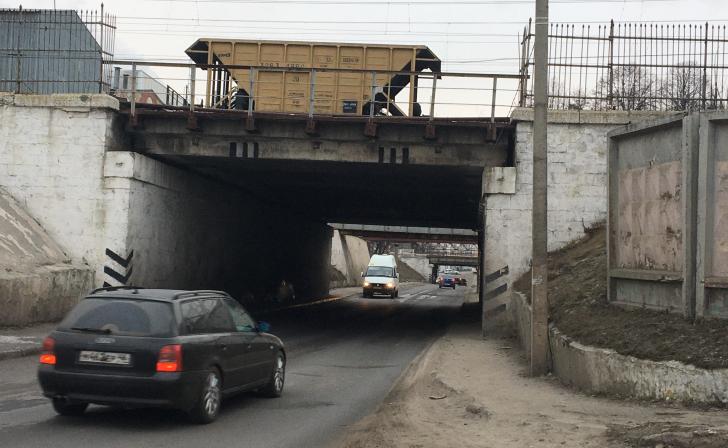 В Курске на дороге под ж/д мостами к 23 августа проведут ямочный ремонт