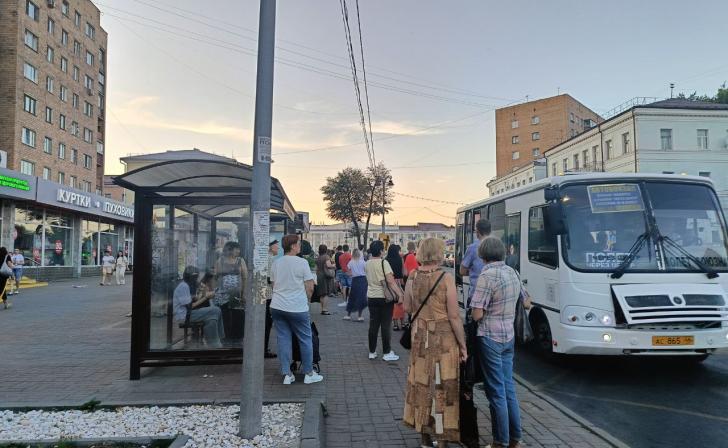 Жителям поселка М. Жукова пообещали решить проблему с транспортом