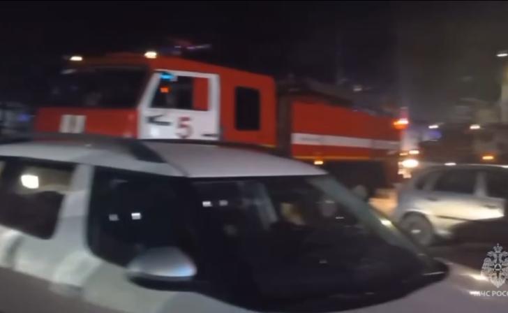 Из дома, на который упала ракета, пожарные эвакуировали 45 человек