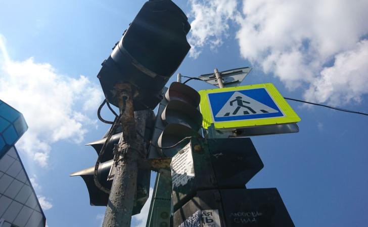 В Курске 20-летняя девушка пострадала от упавшего после ДТП светофора