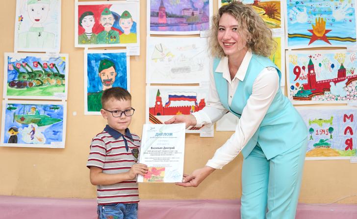 В Железногорске наградили победителей конкурса рисунка «Правнуки Победы»