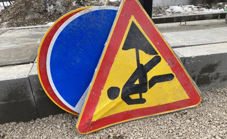 В Курске проводится ремонт дороги на улице Добролюбова
