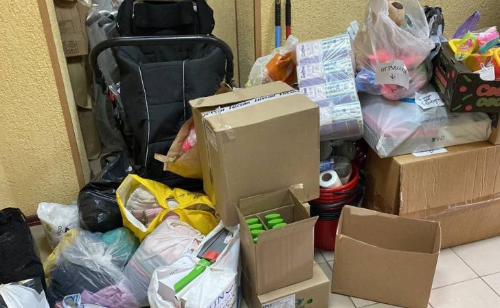 В Курске на Центральном рынке ежедневно гуманитарку получают до 500 человек В Курске на Центральном рынке ежедневно гуманитарку получают до 500 человек