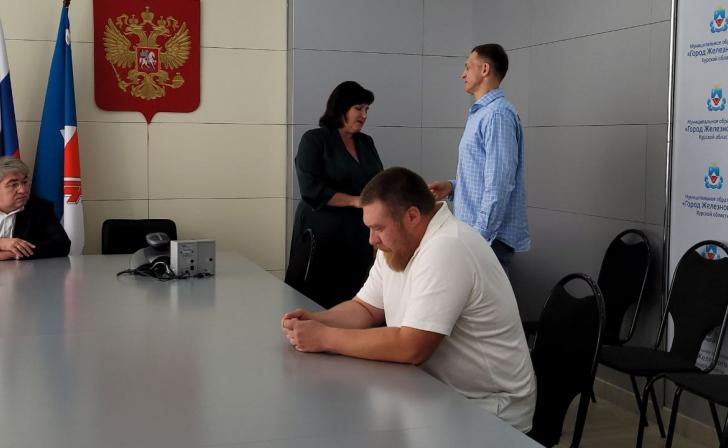 Документы об избрании двум новым депутатам гордумы вручил железногорский избирком