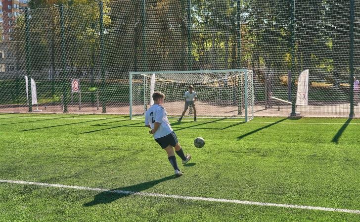 Металлоинвест построил многофункциональную спортивную площадку в Железногорске