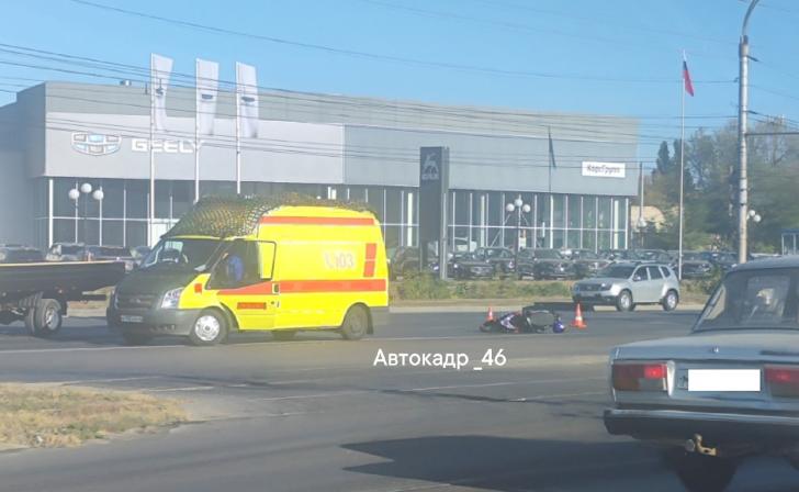 79-летний водитель скутера попал в аварию в Курске