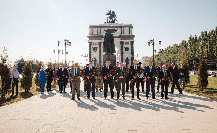 В Курске прошли возложения венков и цветов