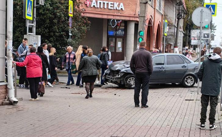 В центре Курска «Приора» вылетела на тротуар рядом с пешеходами