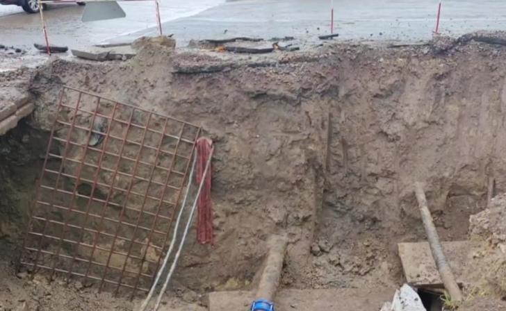 В Железногорске больше суток устраняют коммунальную авари