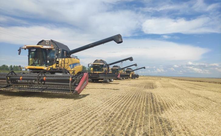 Губернатор поздравил аграриев Курской области с профессиональным праздником