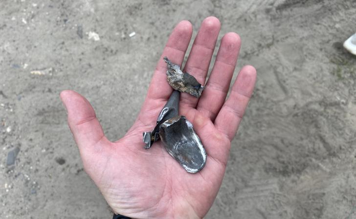 В Курской области противник маскирует кассетные боеприпасы под рюкзаки и пачки сигарет