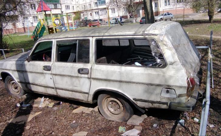 Курян призвали убрать машины из-под деревьев