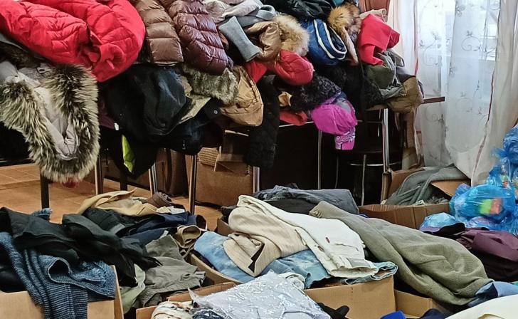 В Курске в пункте выдачи гумпомощи на рынке ежедневно обслуживают более 1,5 тыс.человек В Курске в пункте выдачи гумпомощи на рынке ежедневно обслуживают более 1,5 тыс.человек