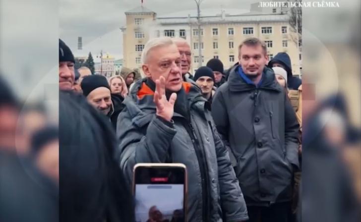 Актер Александр Половцев вышел к переселенцам из Суджи на Красной площади Курска