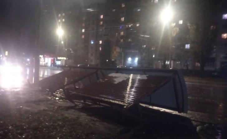 На остановке Веспремская в Курске упала остановка