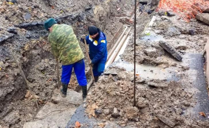В центре Курска дождевая вода течет под жилой дом и Литературный музей