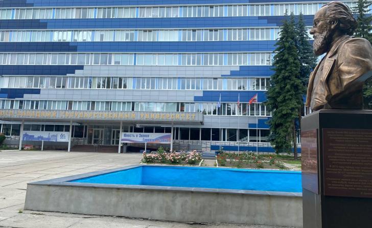 Курсанты военного учебного центра ЮЗГУ изготавливают свечи для участников СВО