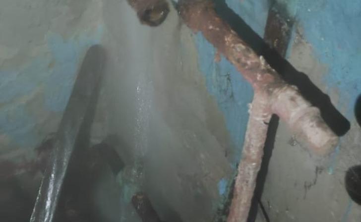 «Льётся просто конкретно»: - в подвале на Моковской, 2б прорвало трубу горячего водоснабжения