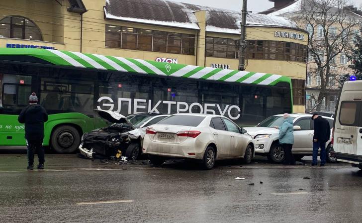 В центре Курска столкнулись электробус и три легковых авто