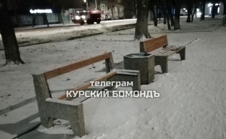 В новом сквере на Союзной в Курске вандалы сломали лавку