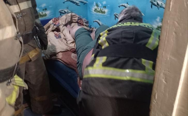 Пожарные помогли курянке весом почти 200 килограммов