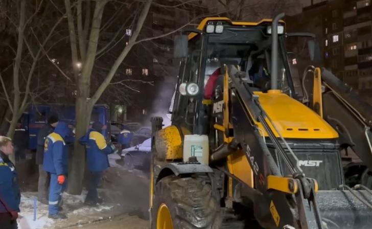 Второй порыв за день устраняют на улице Константина Воробьёва в Курске