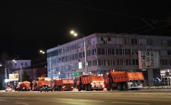 Дорожники чистят Курск от снега в круглосуточном режиме