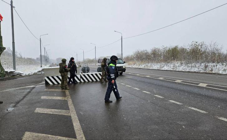 В Рыльском районе Курской области задержали ранее судимого пьяного мужчину с автоматом