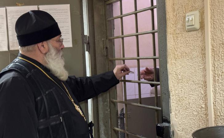 Настоятель железногорского храма не нашел нарушений в местном изоляторе МВД