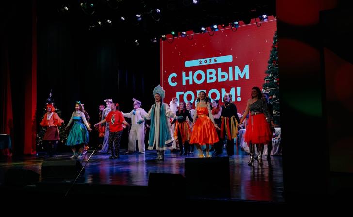 В Курске молодежи прошли новогодние представления для детей участников СВО и переселенцев