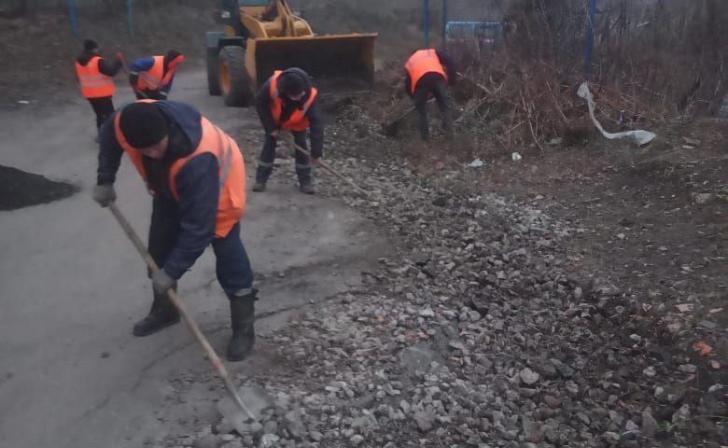 Дорогу на Пушкарной в Курске посыпали фрезератом
