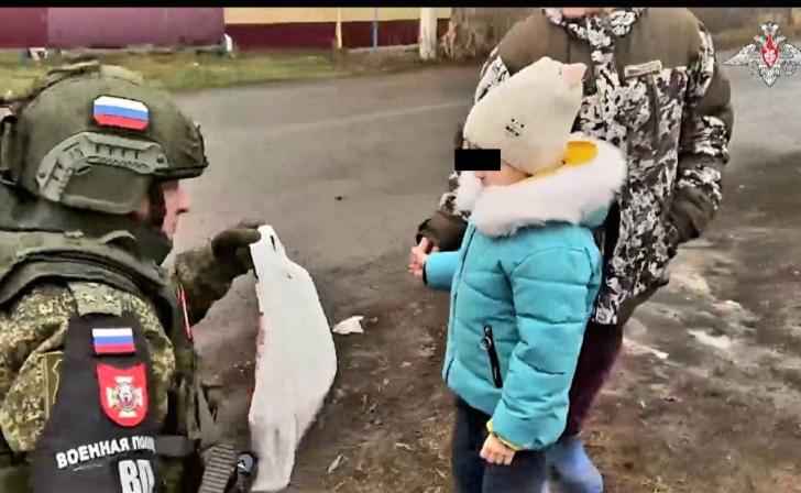 Новогодние подарки детям в освобождённое курское приграничье доставляют военные и 