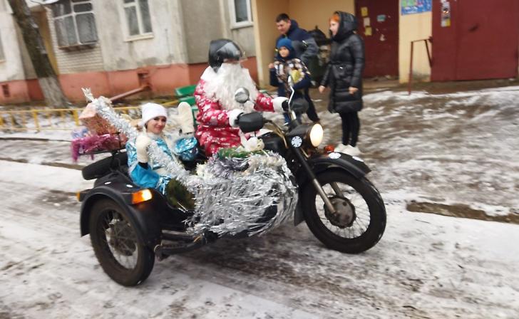 Курян поздравляют Дед Мороз и Снегурочка на мотоцикле