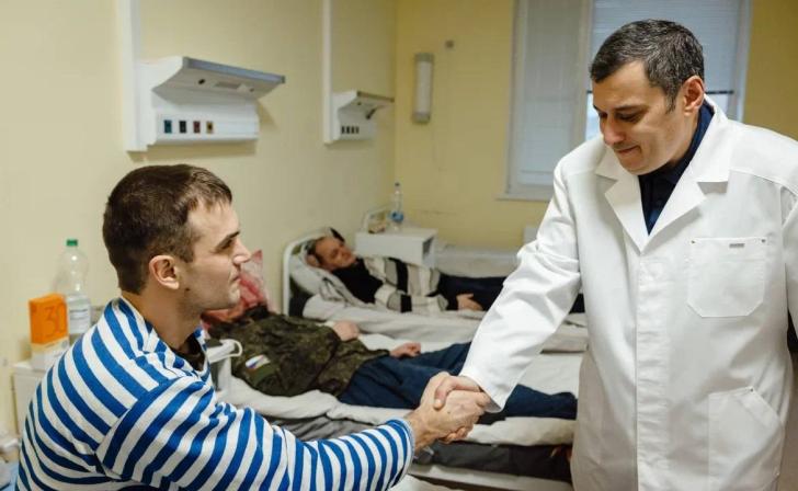 «Спасибо, мужики, низкий поклон»: Хинштейн на Рождество поздравил раненных военных