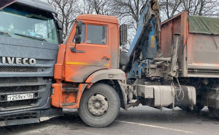 На выезде из Курска из-за столкновения двух грузовиков образовались пробки
