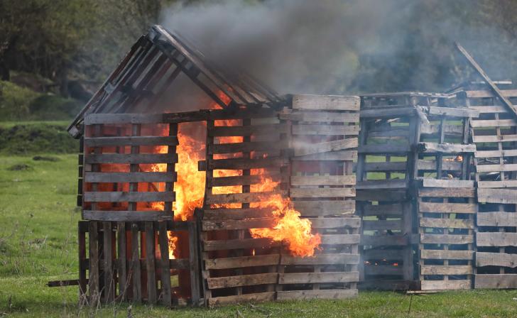В Щигровском районе пожарные потушили горящий дом