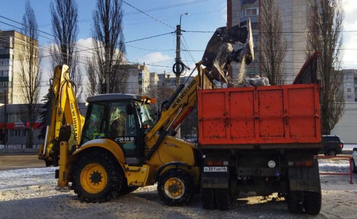 В Курске 77 человек и 65 единиц техники чистят снег на дорогах