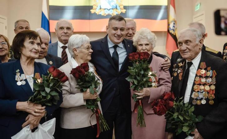 Александр Хинштейн вручил курским фронтовикам юбилейные медали