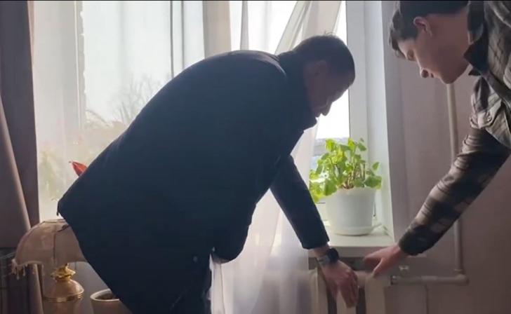 Мэр Курска разошёлся с жителями одного из домов в оценке температуры батарей Мэр Курска разошёлся с жителями одного из домов в оценке температуры батарей