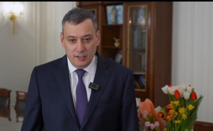 Александр Хинштейн поздравил курянок с 8 Марта