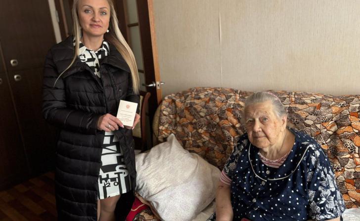 В Курске 97-летнему ветерану ВОВ Галине Фроловой вручили юбилейную медаль