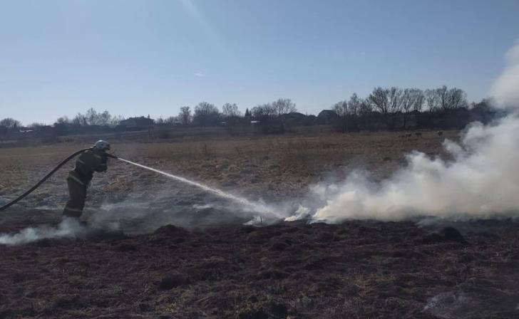 За сутки курские пожарные 7 раз тушили горящую траву