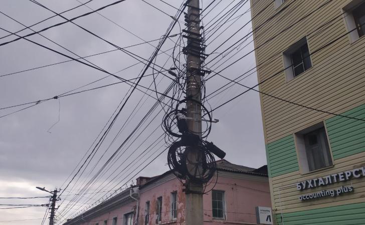 В Курске на 13-ти улицах и на Боевке демонтируют незаконные провода на столбах