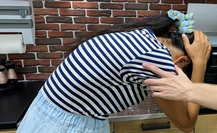 Курянку будут судить за избиение 12-летней девочки под опекой