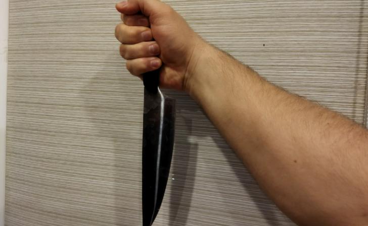 В Курске пьяный пенсионер напал с ножом на соседа В Курске пьяный пенсионер напал с ножом на соседа