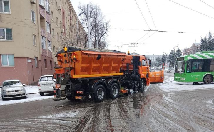 В Курске 24 спецмашины посыпают песком скользкие дороги