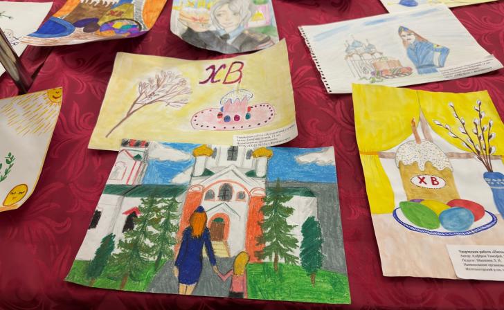 В железногорском храме сделали выставку детских рисунков
