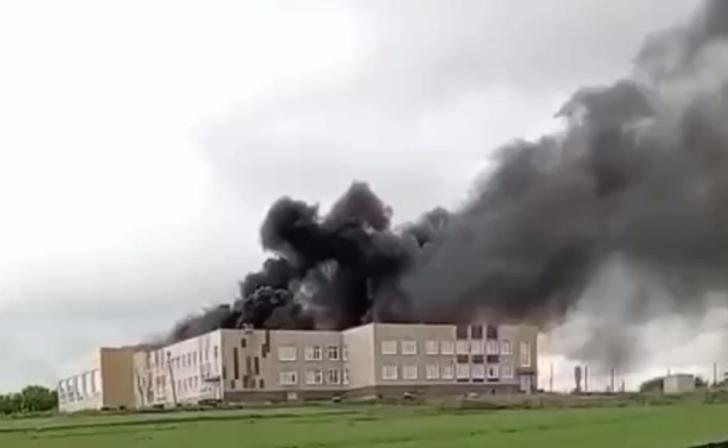 Жители деревни Саморядово сами тушили загоревшуюся от атаки дрона школу Жители деревни Саморядово сами тушили загоревшуюся от атаки дрона школу